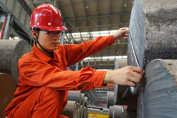 Trabajador Chino Mide Productos Siderúrgicos Una Planta Siderúrgica Dongbei Special —  Fotos de Stock