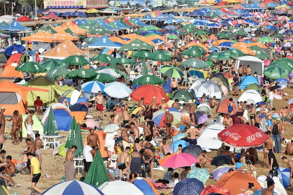 Holidaymakers Crowd Beach Resort Cool Scorching Day Dalian City Northeast — Stock Photo, Image