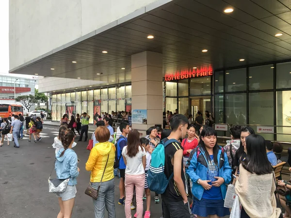 Turisti Cinesi Aspettano Fuori Negozio Duty Free Dopo Aver Fatto — Foto Stock