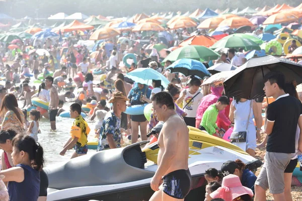 Отдыхающие Собираются Пляжном Курорте Остыть Жаркий День Городе Далянь Северо — стоковое фото
