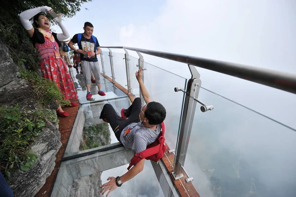 Touriste Pose Pour Des Photos Sur Skywalk Vitré 100 Mètres — Photo
