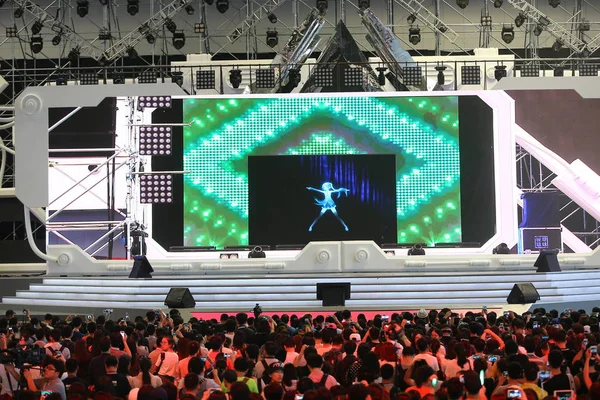 Una Multitud Visitantes Una Actuación Hatsune Miku Una Persona Humanoide — Foto de Stock