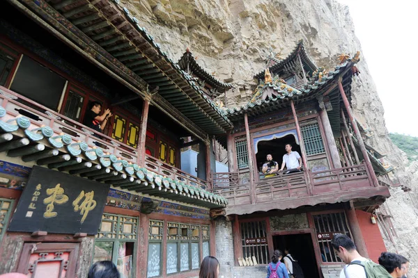 Turistas Visitam Templo Pendurado Também Conhecido Como Mosteiro Pendurado Xuankongsi — Fotografia de Stock