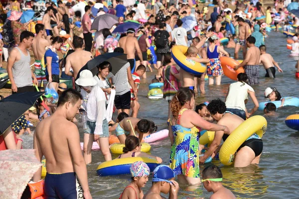 Rekreantů Dav Beach Resort Ochladit Horkém Dni Dalian City Severovýchodní — Stock fotografie