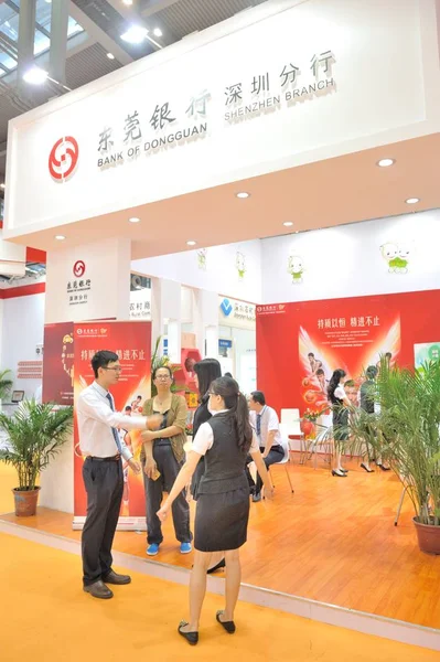 Gente Visita Stand Del Banco Dongguan Durante Una Exposición Ciudad — Foto de Stock