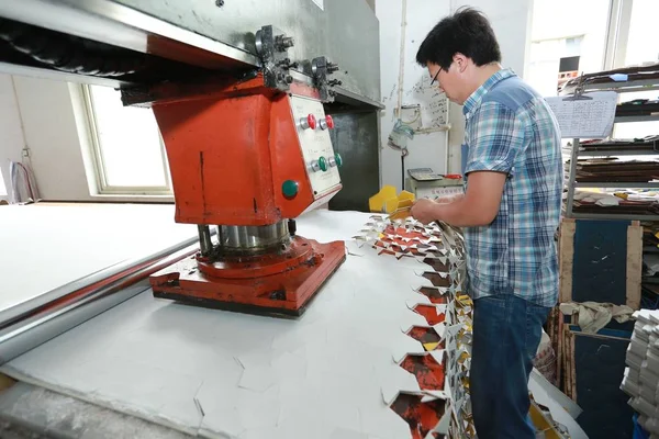 Trabajador Chino Recoge Paneles Cortados Por Una Máquina Para Hacer —  Fotos de Stock