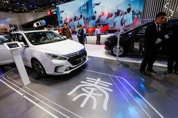 Visitors Try Out Look Byd Qin Plug Hybrid Car Display — Stock Photo, Image