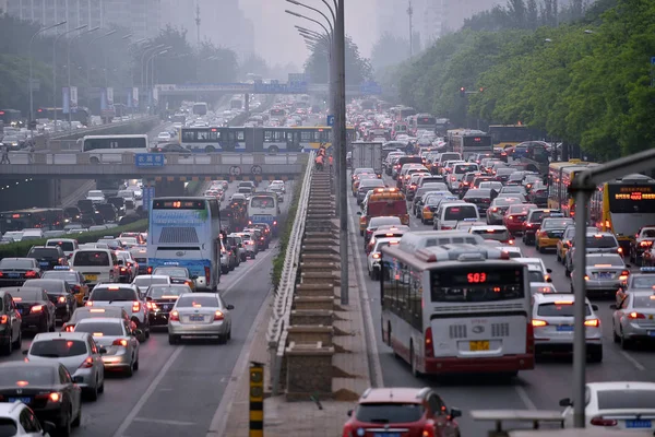 Massas Veículos Movem Lentamente Engarrafamento Durante Horas Ponta Uma Estrada — Fotografia de Stock