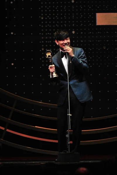Singaporean Singer Lin Speaks Winning His Trophy Best Male Mandarin — Stock Photo, Image