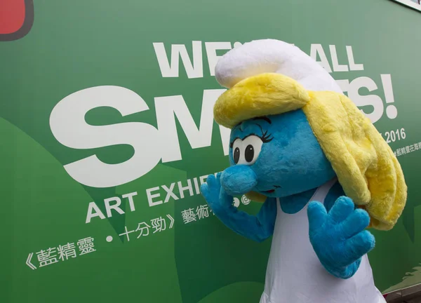 Ein Entertainer Schlumpf Kostüm Winkt Während Der Kunstausstellung Wir Sind — Stockfoto
