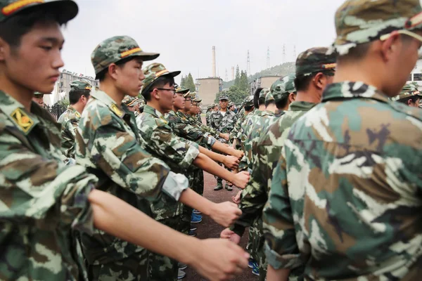 Fiatal Kínai Diákok Vesznek Részt Egy Katonai Tréningen Perzselő Nap — Stock Fotó