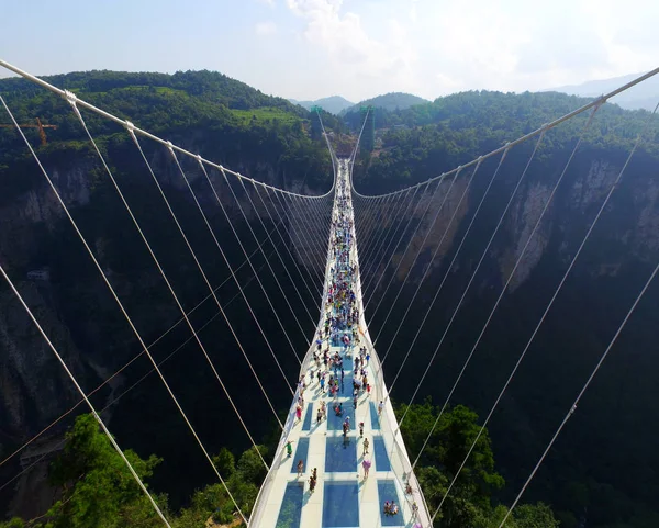 Légi Felvétel Világ Leghosszabb Legmagasabb Üvegfenekű Híd Felett Zhangjiajie Grand — Stock Fotó