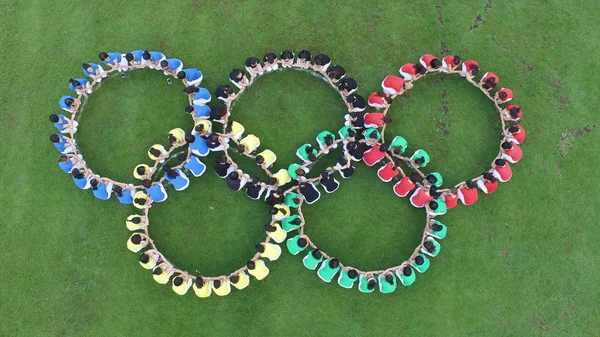 Kvinnliga Kinesiska Yoga Älskare Bildar Olympiska Ringarna Att Hurra För — Stockfoto