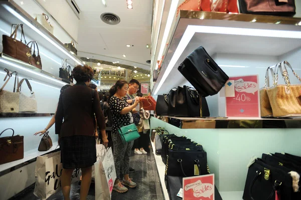 Turistas Chineses Compram Bolsas Loja Departamentos Galeries Lafayette Durante 2016 — Fotografia de Stock