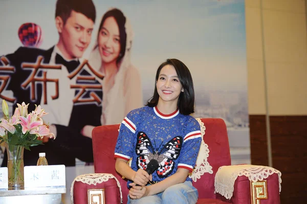 Die Chinesische Schauspielerin Und Sängerin Victoria Song Bei Einer Pressekonferenz — Stockfoto