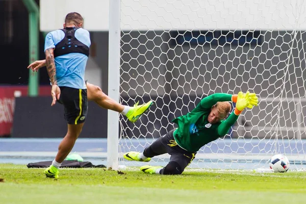 Joe Hart Sağ Manchester City Pratik Beijing Için Bir Eğitim — Stok fotoğraf