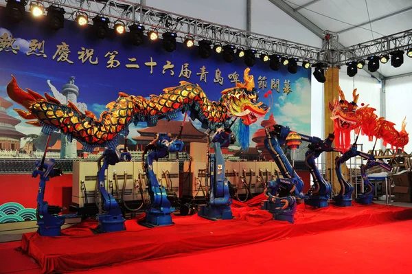 Robot Arms Realiza Una Danza Del Dragón Durante 26º Festival — Foto de Stock