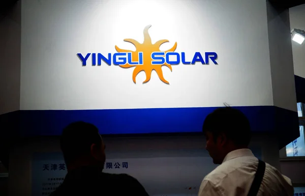 Άνθρωποι Επισκέπτονται Βάση Της Yingli Solar Κατά Διάρκεια Έκθεσης Στην — Φωτογραφία Αρχείου