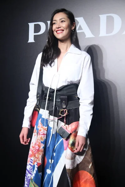 2016 日上海 プラザ でプラダのファッション ブティックの再開パーティーのため到着した中国モデル ウェン — ストック写真