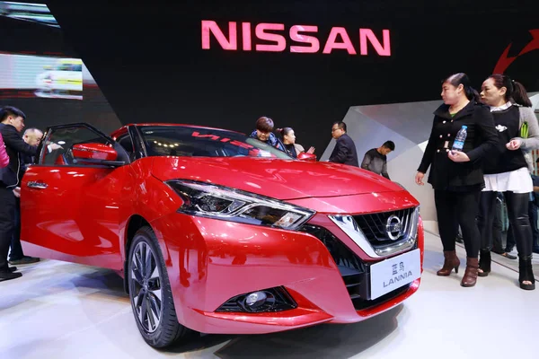 Visitantes Chinos Prueban Ven Nissan Lannia Exhibición Durante Una Exhibición —  Fotos de Stock
