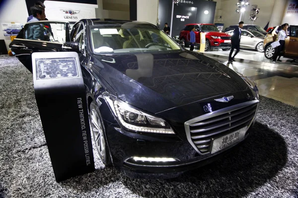 Pengunjung Melihat Mobil Genesis Hyundai Yang Diimpor Yang Dipajang Selama — Stok Foto