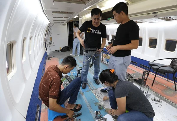 Китайські Робітники Відремонтувати Прикрасити Салон Боїнг 737 400 Літак Ресторан — стокове фото