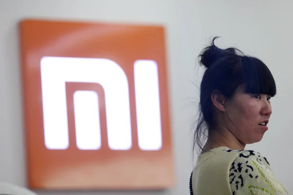 Besökare Går Förbi Logotyp För Xiaomi Butik För Xiaomi Wuhan — Stockfoto