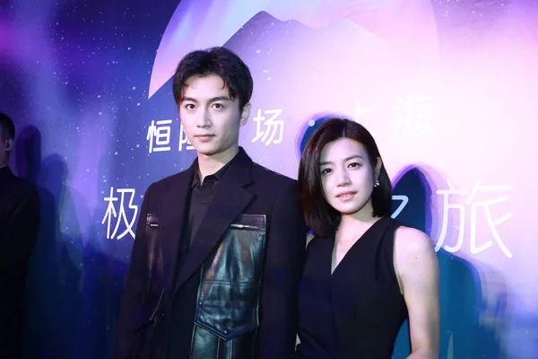 台湾女演员陈雪儿 和她的中国男演员男友陈晓出席恒隆广场在中国上海举行的促销活动 2015年12月10日 — 图库照片