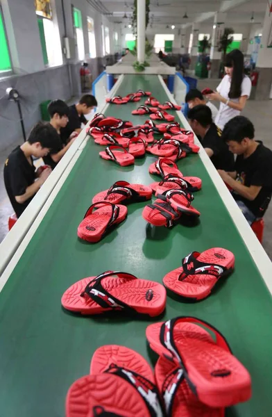 Los Trabajadores Chinos Hacen Zapatillas Una Fábrica Ciudad Jinjiang Provincia — Foto de Stock