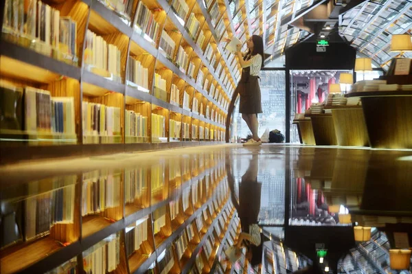 Employé Chinois Expose Des Livres Librairie Zhongshuge Dans Ville Yangzhou — Photo
