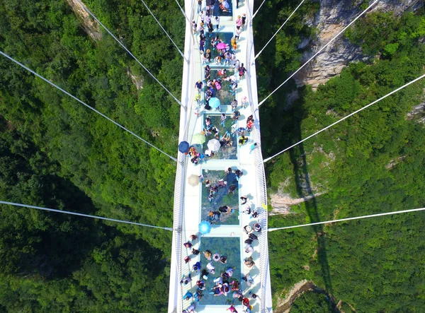 Légi Felvétel Világ Leghosszabb Legmagasabb Üvegfenekű Híd Felett Zhangjiajie Grand — Stock Fotó