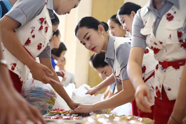 Estudantes Universitários Vestidos Com Uniformes Assistentes Aéreos Preparam Lanches Para — Fotografia de Stock