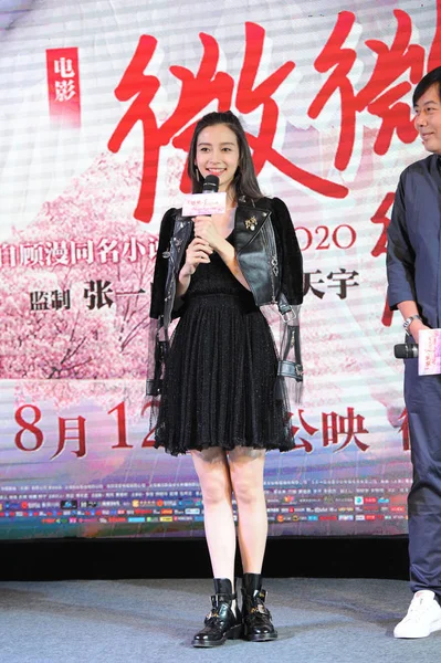 香港模特兼女演员天使 中国导演赵天宇出席了在中国西南四川省成都市举行的宣传他们的新片 O2O 的新闻发布会 — 图库照片
