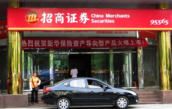 Carro Está Estacionado Frente Uma Filial China Merchants Securities Cidade — Fotografia de Stock