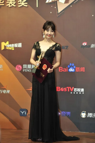 Chinese Actress Bai Baihe Poses Her Trophy 16Th China Huabiao — Stock Photo, Image