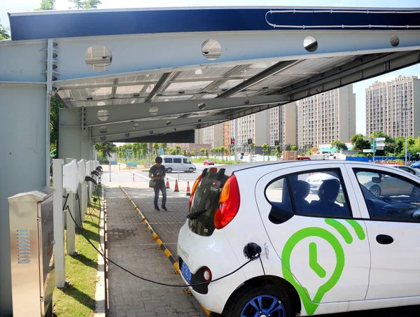 Електричний Автомобіль Заряджається Фотогальванічної Потужності Навіс Шанхаї Китай Серпня 2016 — стокове фото