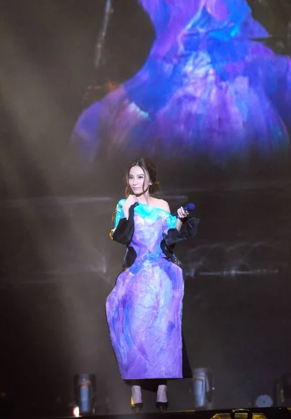그룹의 상하이 중국에 그녀의 콘서트에서 그녀는 2016 — 스톡 사진