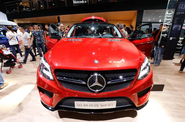 Visitantes Experimentar Olhar Para Mercedes Benz Gle 400 Suv Exposição — Fotografia de Stock