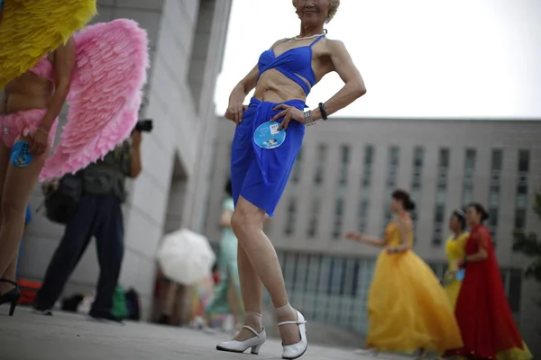 Μια Ηλικιωμένη Κινεζική Γυναίκα Ντυμένη Μπικίνι Θέτει Κατά Διάρκεια Ενός — Φωτογραφία Αρχείου