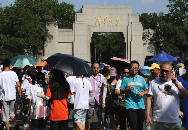 Una Multitud Turistas Hacen Cola Para Visitar Universidad Tsinghua Beijing — Foto de Stock