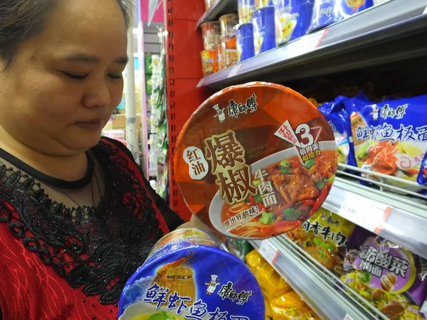Customer Shops Master Kong Instant Noodle Tingyi Supermarket Yichang City — стоковое фото