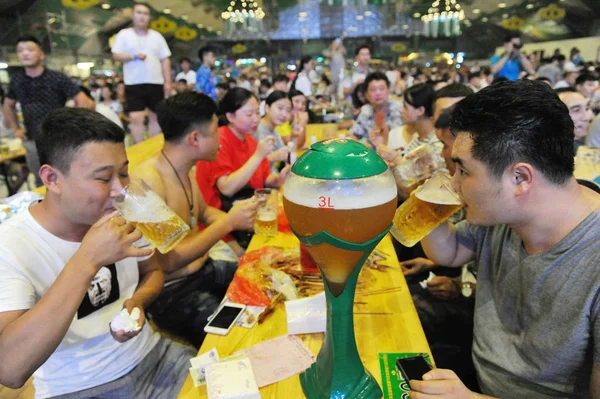 Persone Godono Birra Durante 26Esimo Festival Internazionale Della Birra Qingdao — Foto Stock