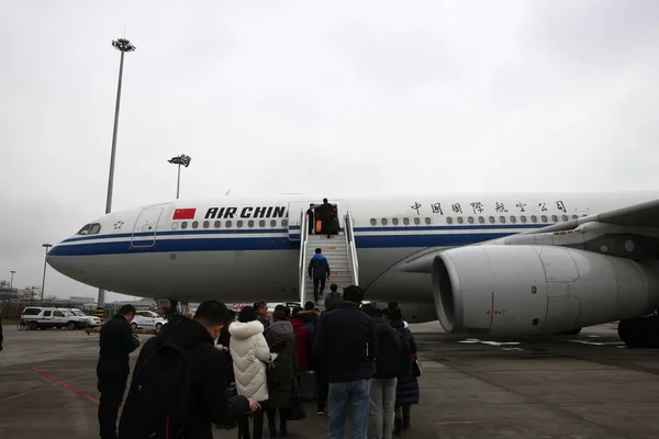 Des Passagers Montent Bord Avion Réaction Air China Aéroport International — Photo