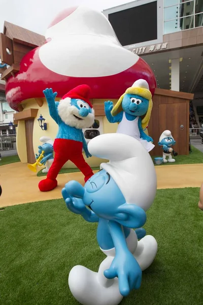 Entertainers Ubrany Smurfs Kostiumy Fala Podczas All Smurfs Wystawa Sztuki — Zdjęcie stockowe