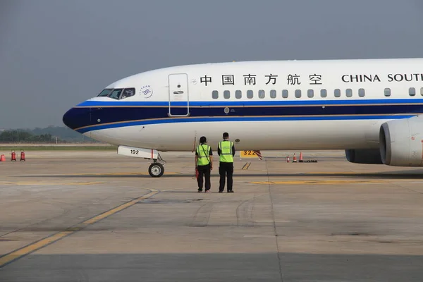 Des Membres Chinois Équipage Sol Dirigent Avion Réaction China Southern — Photo