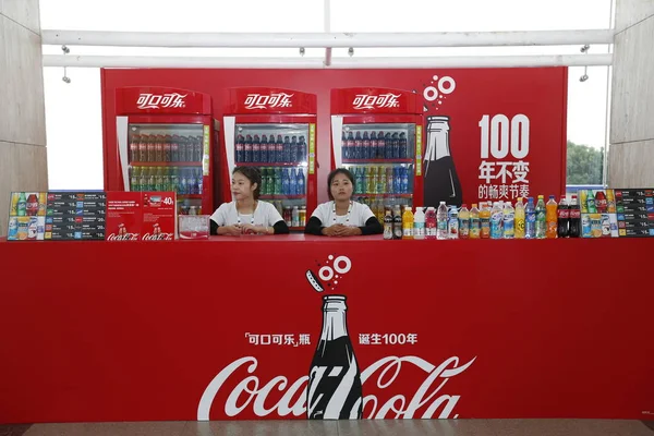 Chinese Werknemers Verkopen Flessen Van Coca Cola Bij Een Balie — Stockfoto