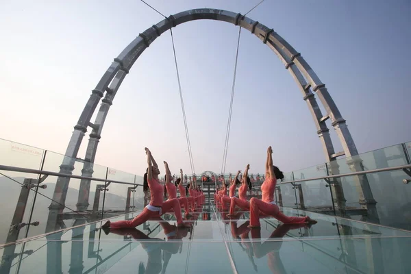 Les Passionnés Chinois Pratiquent Yoga Sur Plate Forme Touristique Verre — Photo