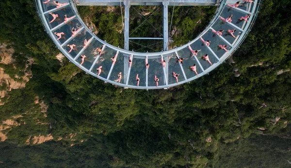 Vista Aérea Los Entusiastas Chinos Que Realizan Yoga Plataforma Turística — Foto de Stock