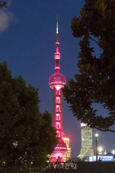 Torre Oriental Pearl Está Iluminada Rojo Para Celebrar Buzo Nativo — Foto de Stock