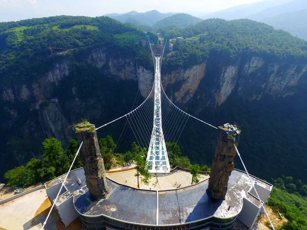 Havadan Görünümü Dünyanın Uzun Yüksek Cam Popolu Köprüsü Üzerinden Zhangjiajie — Stok fotoğraf